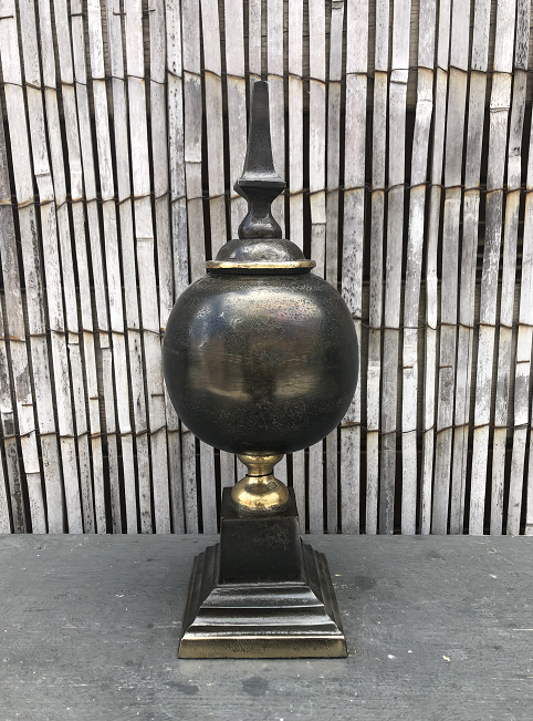 ornament-opvoet-metaal-goud-zwart-bol