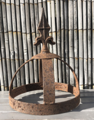 Antiek-ijzer-kroon-fleur-de-lys-roet-bruin