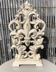Venetiaans-ornament-houten-voet-wit