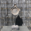 Ornament-op-staa-met-voet-beton-grijs-bruin-robuust-stoer-sober