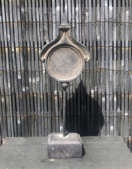 Ornament-op-staa-met-voet-beton-grijs-bruin-robuust-stoer-sober