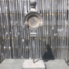 ornament-met-staaf-op-voet-beton-grijs-bruin