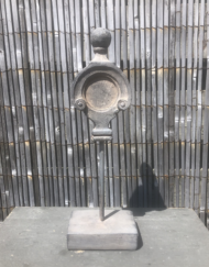ornament-met-staaf-op-voet-beton-grijs-bruin