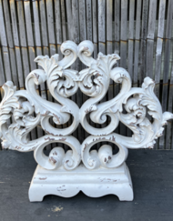 Ornament-Venetiaans-op voet-wit-white -wash-polyresin